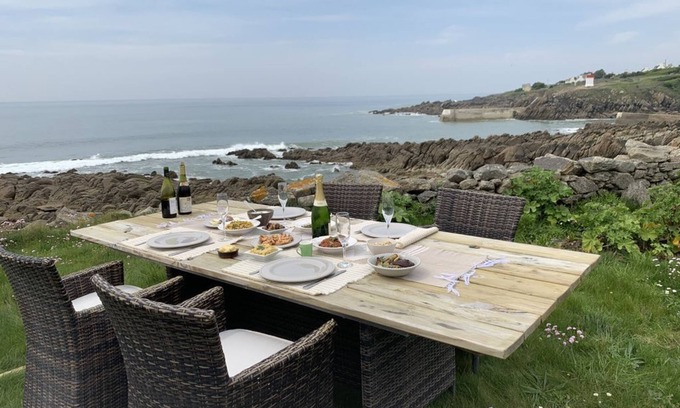 Plouhinec House | A house with the ocean at the end of the garden