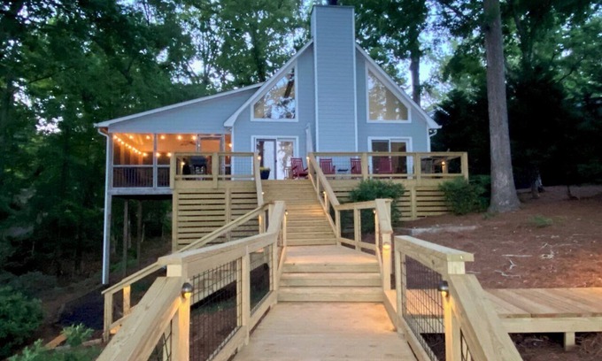 Eatonton House | A lakefront home on deep water that will give you ALL the lake feels!