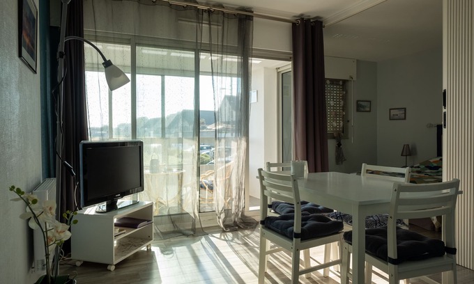Bernieres-sur-Mer Apartment | A large bright F2 apartment overlooking the sea and the landing beach