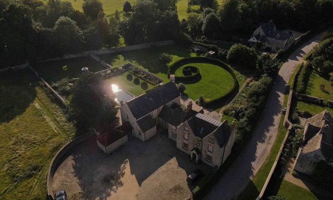 Lechlade House | A Large Cotswold Country Retreatnn