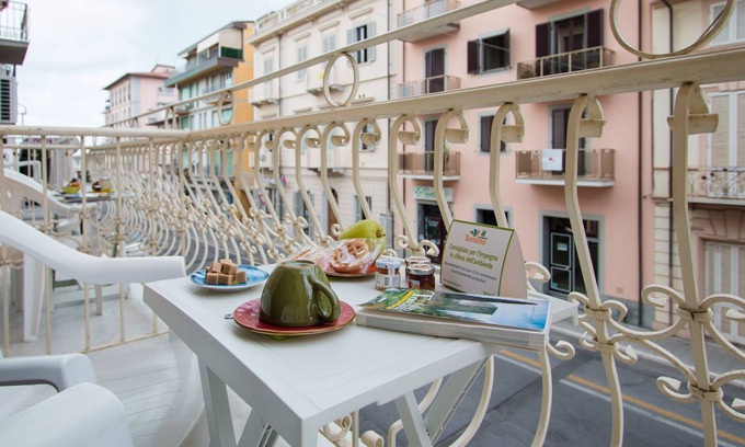 Viareggio House | A large house in Viareggio a stone's throw from the sea and Pinewood Park