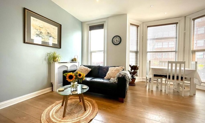 Worthing Apartment | A light and airy sea view apartment just 100m from the beach