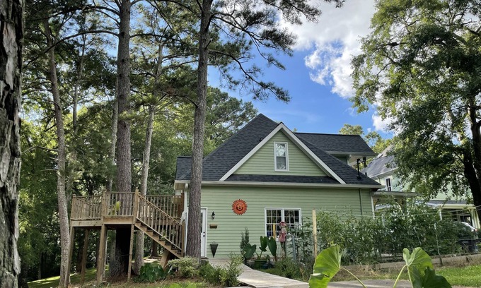 Snellville Apartment | A little hamlet for a writer or reader
