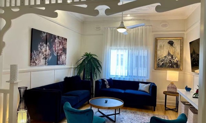 Swansea House | A lovingly restored cottage with beautiful Lake Macquarie less than 100m away.