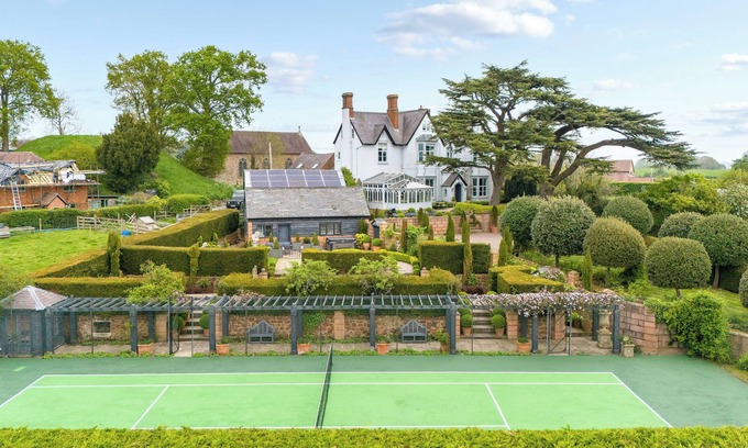 Halfway House House | A luxurious and beautifully restored Victorian Rectory nestled in the heart of Shropshire’s stunning countryside. Perfect for family gatherings, celebrations, or a peaceful retreat, this elegant estate sleeps up to 14+5 guests.