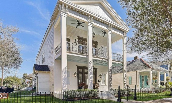 Algiers Bed & Breakfast | A Luxurious Bed and Breakfast in the Heart of Algiers Point.