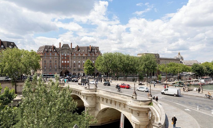 Paris City Center Apartment | A Magnificent Studio au Quai des Orfèvres