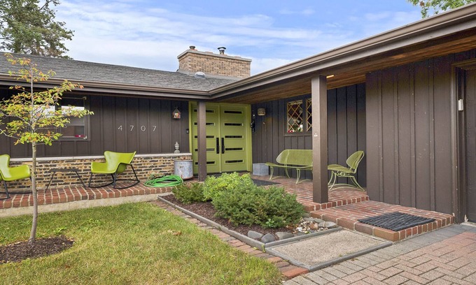 Rockford House | A Mid-Century Modern Lovers Dream. Don't miss out on the Long House!