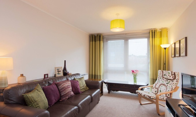 Bonnington Apartment | A modern 2-bedroom apartment in a quiet neighbourhood . Sleeps 4