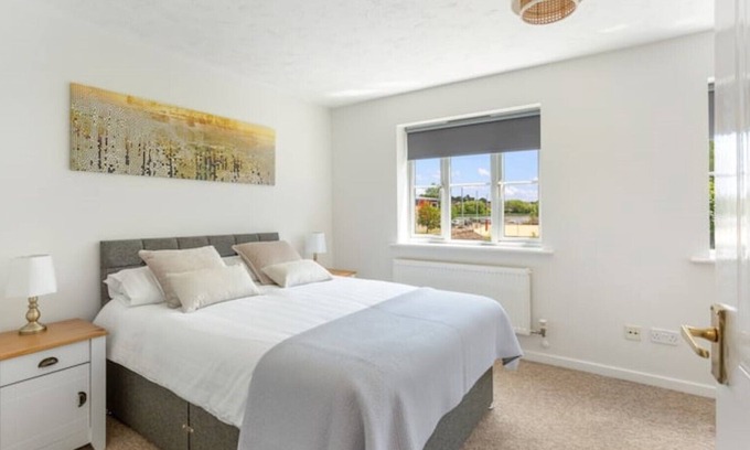 Kettering House | A modern, bright and clean home, in prime location with private parking!