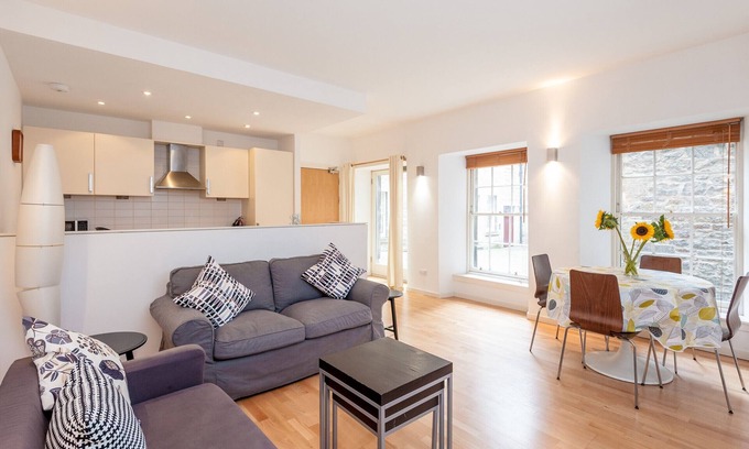 Old Town Apartment | A modern one-bed apartment located in the heart of Edinburgh's Grassmarket. Sleeps 2