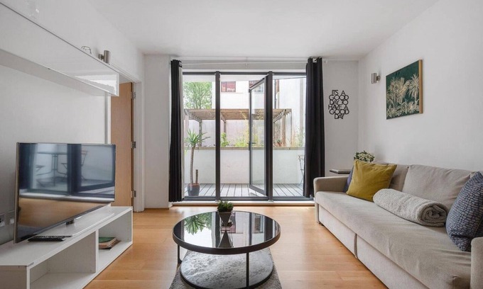 North Kensington Condo | A modern two bedroom flat with private parking