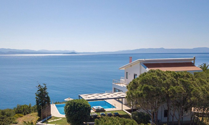 Stavros Villa | A modern villa with pool, jacuzzi, sauna and gym and breathtaking sea view