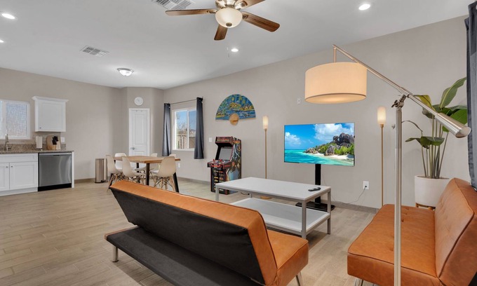 Tucson House | A-Mountain Wonder! HUGE yard, dogs OK - Brand New everything Close to GEM SHOW!