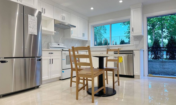 Arbutus Ridge House | A peaceful, quiet second-floor room for staying (W)