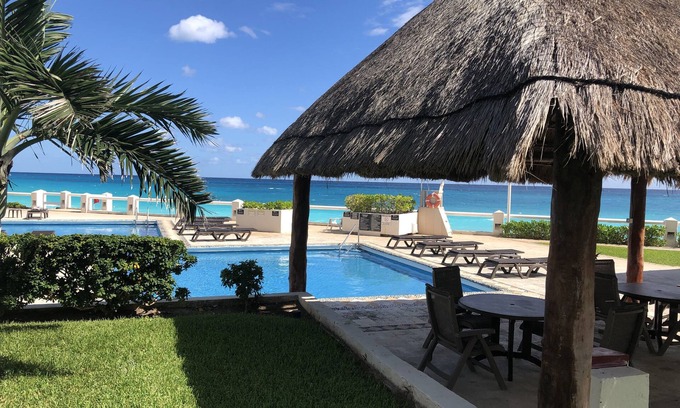 Zona Hotelera House | A perfect ocean-front location for family vacations or reunion