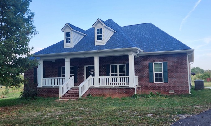 Maysville House | A picturesque getaway in a peaceful countryside lake setting.