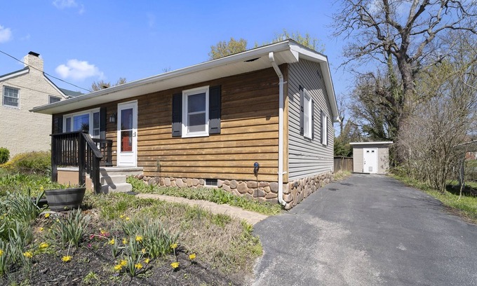 Bolivar House | A private home in historic Bolivar with a hot tub and yard. Pet friendly!