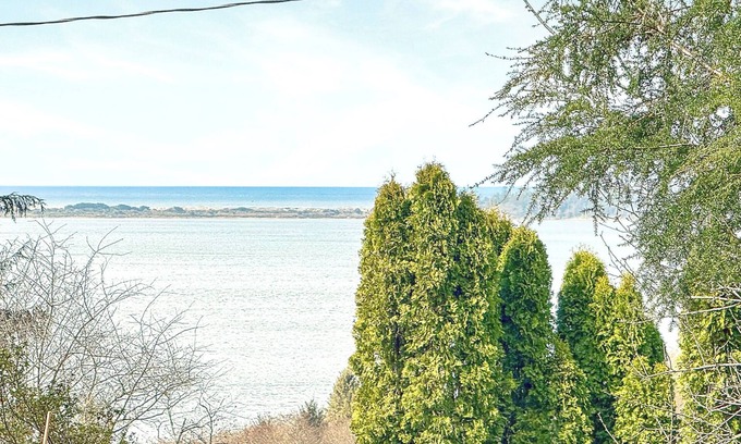 Bay City House | A quiet, family friendly, surf cabin, near beach.
