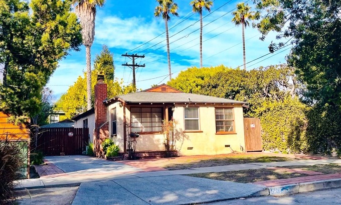Venice House | A quiet neighborhood and the ultimate in beach life — longer term