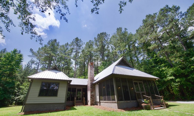 Laurel Cottage | A quiet peaceful getaway that is surrounded by beautiful trees and wild life.