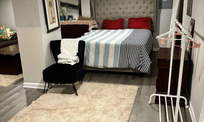 Union House | A quite neighborhood with a Park for you and your pet to relax. Free car Park.