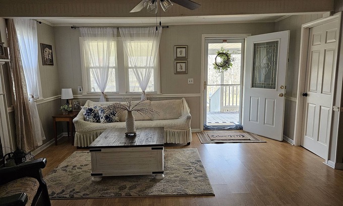 Young Harris House | A Relaxing Mountain Getaway in Blairsville Awaits! Hot tub, pet friendly!