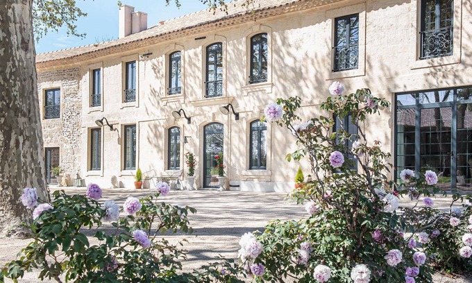 Raphele-les-Arles House | A renovated property near Arles – Sleeps 10