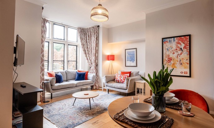Stow-on-the-Wold Cottage | A romantic, light and airy Cotswold holiday Cottage - School House Cottage