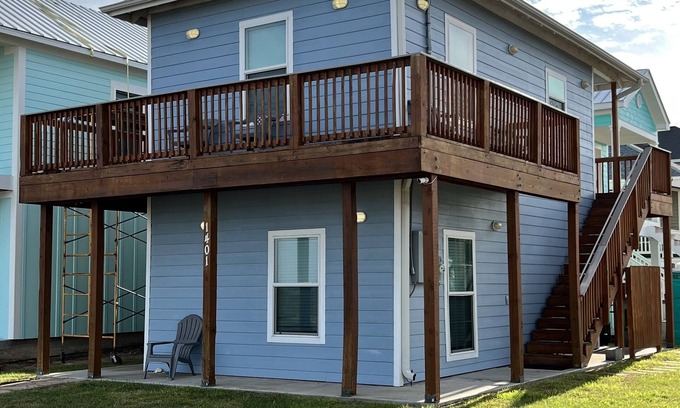 Galveston House | A Salty Air Retreat just steps away from the Gulf of Mexico