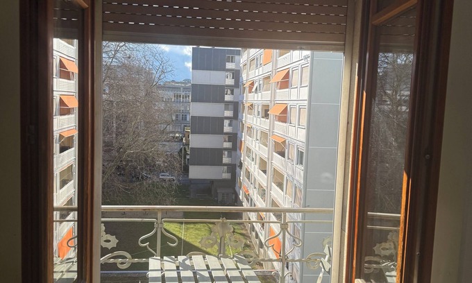 Plainpalais Apartment | A spacey apartment by the Jonction River