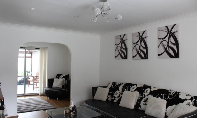 Two Mile Ash House | A spacious 4 bedroom house equipped with modern amenities and free parking.