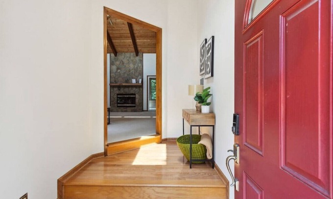 Roswell House | A Spacious Home w/ Cabin Vibes