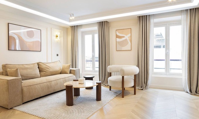 Gaillon Apartment | A Splendid 2-BR/2BA with Services in Opéra