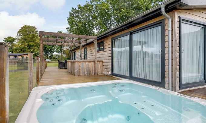Bury St Edmunds Ski Chalet | A stunning lodge with one master double with en suite.