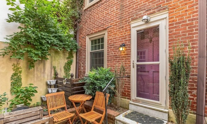 Queen Village House | A stunning Trinity style home nestled in the charming neighborhood of Queen Village in Philadelphia