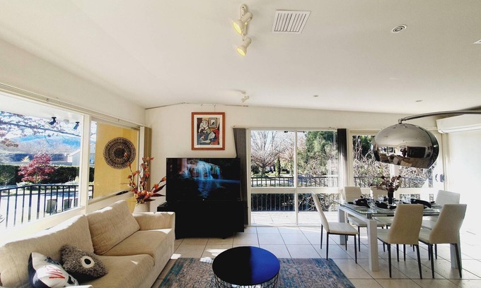 Yarralumla House | A sunny open stylish 3B&2B suite in Yarralumla close to Lake and shopping centre