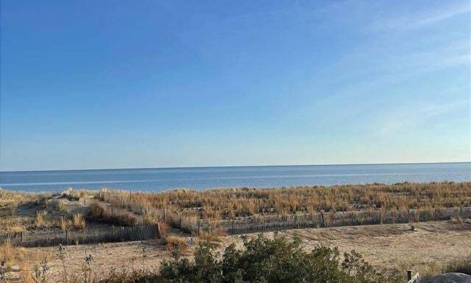 Broadkill Beach House | A terrific PET FRIENDLY AND WATERFRONT nightly retreat in Broadkill Beach! 3 Night rentals are being accepted the remainer of the year!