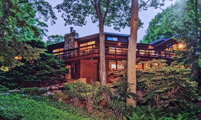 Guilford House | A TREETOPS Retreat! Sleeps 10-12, perfect for large gatherings. Seasonal POOL!