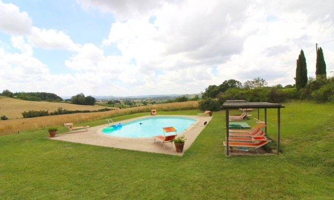 Foiano della Chiana Apartment | A typical brick farmhouse located in the heart of Valdichiana, not far from Pozzo della Chiana, insi