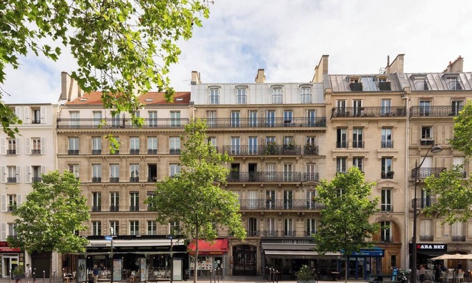 Montparnasse Apartment | A very functional and warm apartment in St Germain