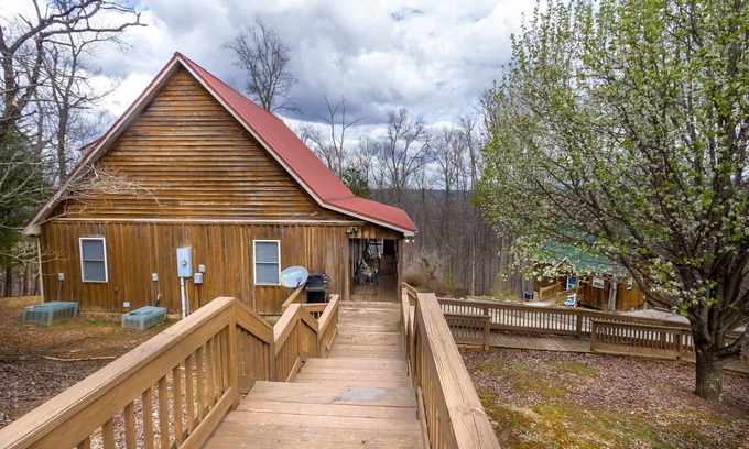 Sloans Valley Cabin | A Whitaker Mountain Retreat 23C- Lake Cumberland, Golf Carts, Pickleball, Pool