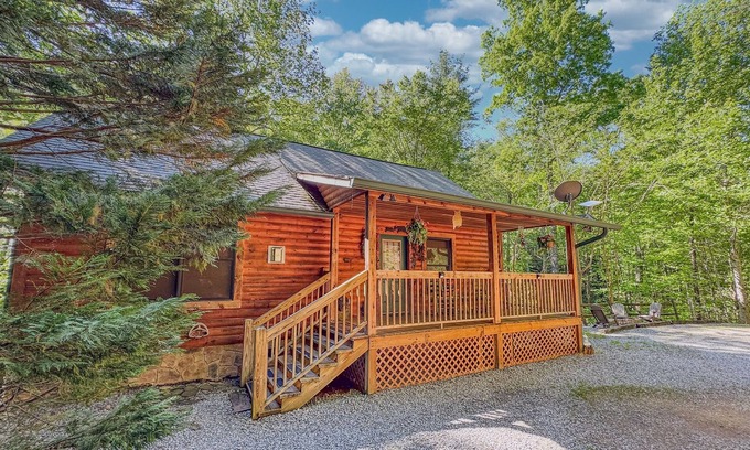 Gatlinburg - Pigeon Forge Cabin | A Wooded Cabin You'll Love! King Bed-2 Fireplaces-HotTub-Firepit-GSM Natl Park