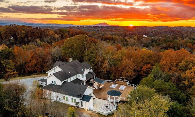 Sevierville House | Aaron Branch Estate*22Acre*Weddings*sleeps34*POOL*Theater*Hot Tub