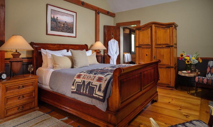 Ledyard Bed & Breakfast | Abbey's Lantern Hill Inn