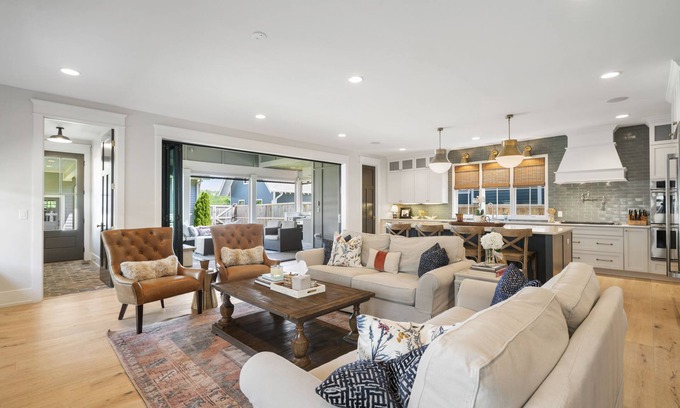 Historic Waverly House | Above Nashville BlissI Theater| 6 Beds| Chef's Kitchen| Luxury Services
