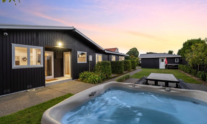 Rotorua House | Above Par Golf Course Villa with Hot Tub 4bd3.5bth
