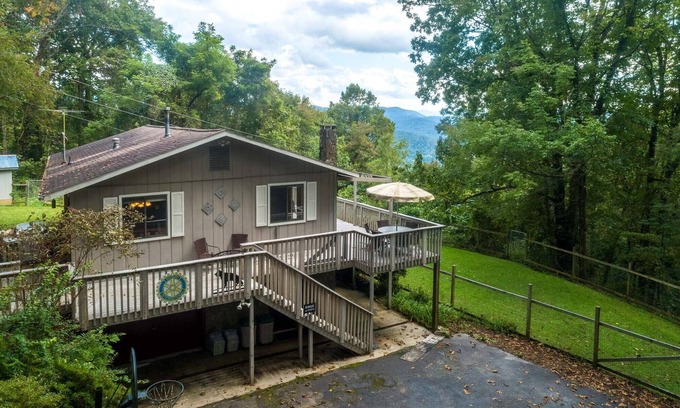 Sylva House | Above the Clouds - A spacious pet friendly home nestled in the heart of the Smoky Mountains