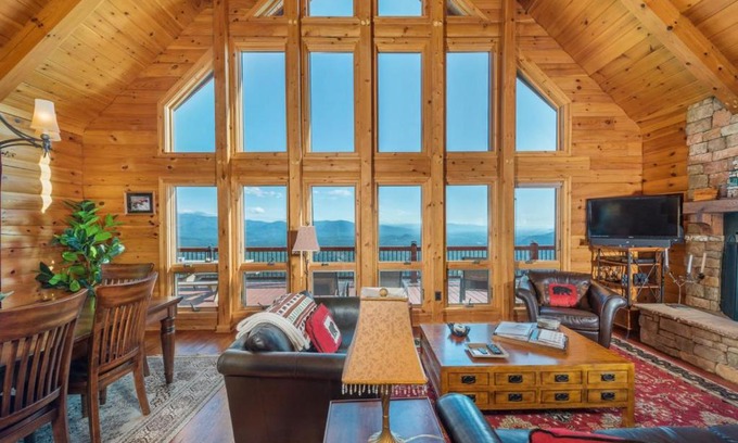 Old Fort House | Above the Clouds Log Cabin, Hot Tub & Views!