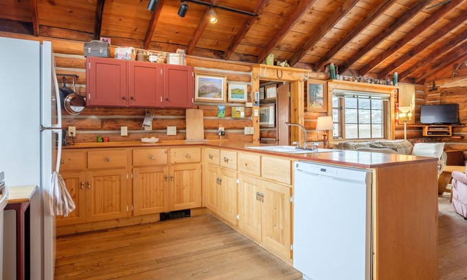 Pray Cabin | Absaroka Cabins - Rustic, Carefully Restored Cabins In The Paradise Valley